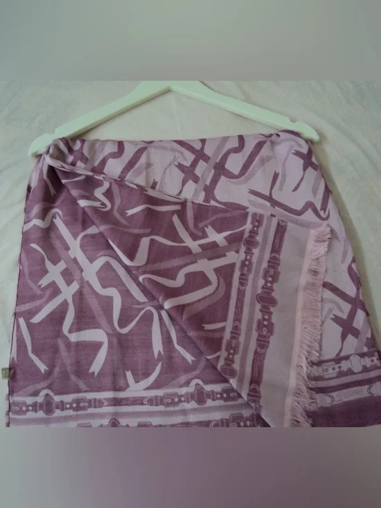 Patterned scarf with Reversible Ribbon Pattern on both sides - Picture 3 of 7